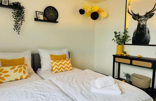 Bielefeld Apartment | Black&Yellow Apartment Bielefeld 24h Check in WLAN Parkplatz ÖPNV