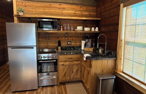 Longview Cabin | Blackberry Bungalow,Cozy cabin in charming Longview with WiFi, AC , a