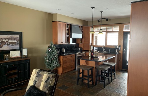 Big White Ski Resort Cabin | Blacksmith Lodge - Luxury Home - True Ski-In-Ski Out Access - Free Skiing