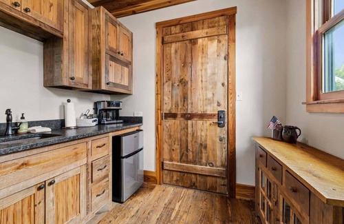 Fredericksburg Cabin | Blacksmith Quarters: The Carl Cottage|DT|Hot Tub