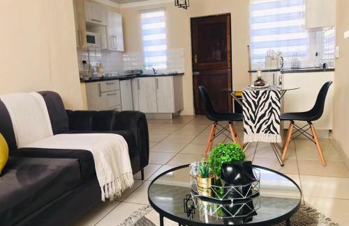 Kareeberg Apartment | Blanc and Bold