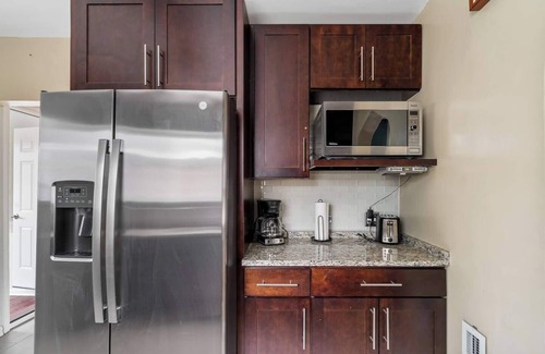 Brookfield House | Bliss in Brookfield - 5BR, 3BR
