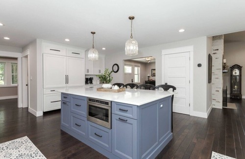 Lawndale House | Bloomington Escape | Luxury Stay for 16 Guests