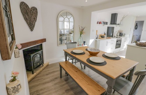 Broadway Cottage | BLOSSOM COTTAGE, family friendly, with open fire in Broadway