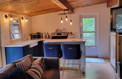 Athens Cottage | Blue Bird's Nest - cozy 3 bedroom lakeside cottage