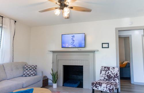 Covington Apartment | Blue Bungalow w/Free Golf Cart 1/2 mi from Square