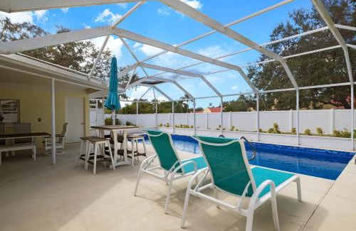 Bradenton House | Blue Chill! Heated pool home with grill! 15 min drive to the beach!