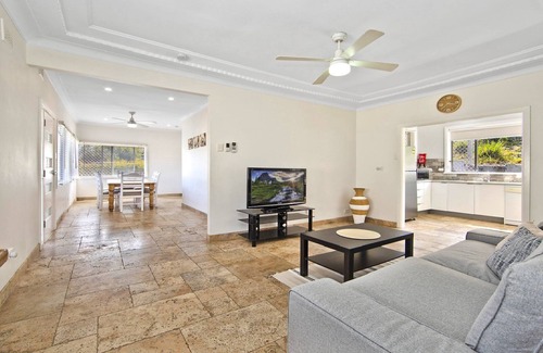 Ettalong Beach House | Blue Coast Bliss - Pet Friendly