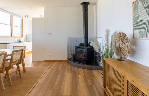 Alonnah House | Blue Cottage Bruny Island, ALONNAH, fabulous water views, wood heater, near Pub