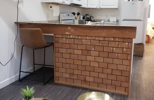 Roseburg House | Blue Downtown Stay ~ Eco & Pet Friendly Tiny Twins