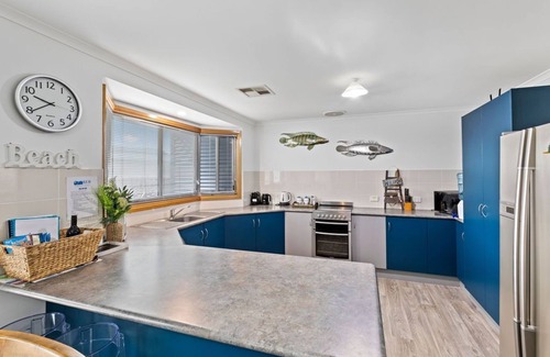 Port Macdonnell House | BLUE FIN part of BLUE FIN HOLIDAY HOMES - Free Wi-Fi & Pet friendly