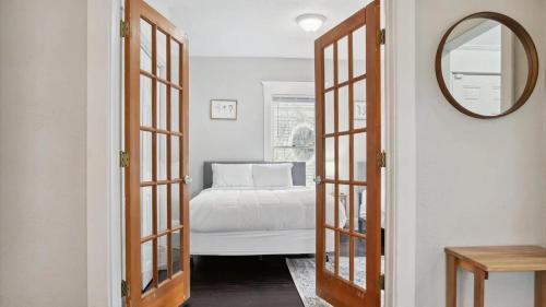 Near Northwest House | Blue & Gold Retreat sleeps 14 Minutes from ND