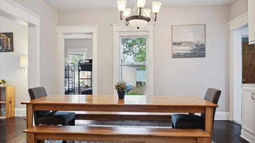Near Northwest House | Blue & Gold Retreat sleeps 14 Minutes from ND