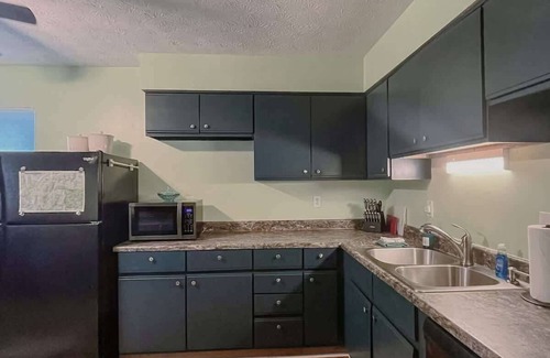 Logan Cottage | 'Blue Heron Cottage' w/Game Room, Deck & Hot Tub