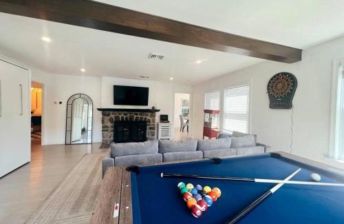 New Fairfield Ski Chalet | Blue House, King Bed, Grill, Pool Table, Air Hockey, Ping Pong