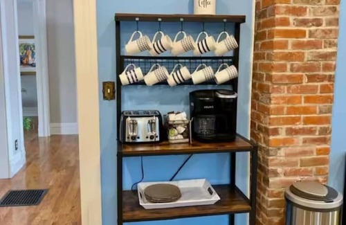 Maryville House | Blue House on Main | *Pet Friendly*
