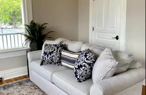 Maryville House | Blue House on Main - Pet Friendly