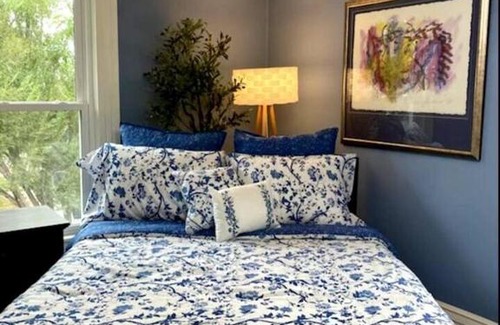 Maryville House | Blue House on Main - Pet Friendly