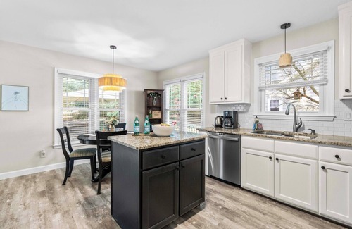 North Raleigh House | Blue Jay’s Retreat: King Bed & Fenced Yard