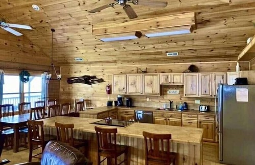 Clyde Cabin | Blue Moon Lodge: Reconnect with Family and Friends with Room to Spread Out!