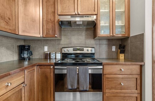 Southwest Calgary House | Blue Moon | Playground | Backyard | Pet Friendly