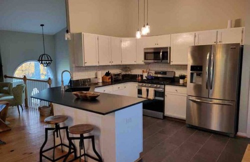 Linden House | Blue Mountain Getaway: Hot tub, Winery, Game Room