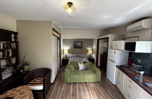 Hazelbrook Apartment | Blue Mountains studio, wild native garden full of birds, week-long stay 30% off