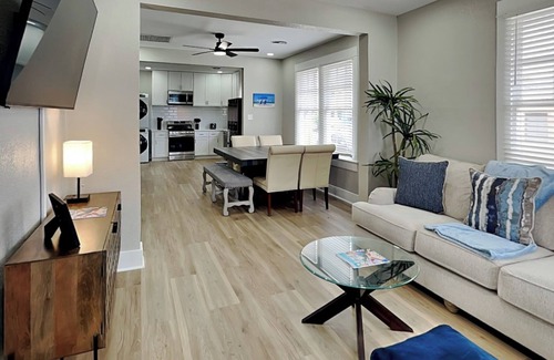 San Jacinto House | Blue Oasis Retreat | A Downtown Gulf Getaway