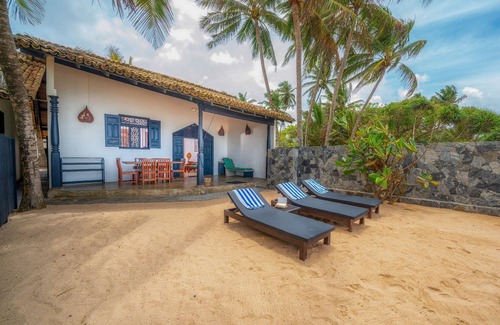 Hettimulla Villa | Blue Parrot Beach Villa Righ on the white sand beach,