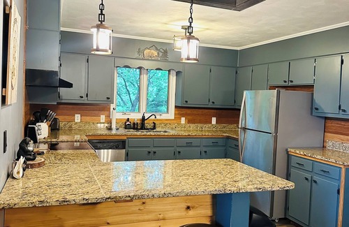 Deep Gap Cabin | Blue Ridge Bear Necessitates Cabin Retreat w/VIEWS!