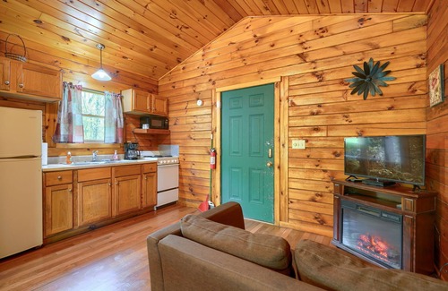 Logan Cabin | Blue Rose Cabins - Cozy Cabin