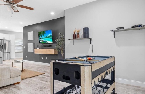 Navarre House | Blue Skies & Beach Vibes! 15 Min to beach! Sauna, Gym, Foosball, Air hockey!