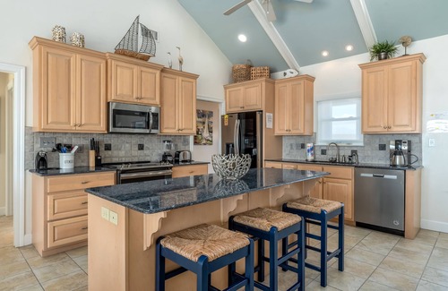 Dauphin Island House | Blue Tide | Gulf Front | Steps from beach.