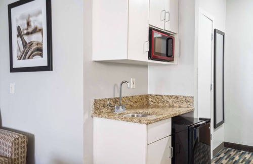 Sneads Ferry Hotel | Blue Water Inn & Suites, BW Signature Collection