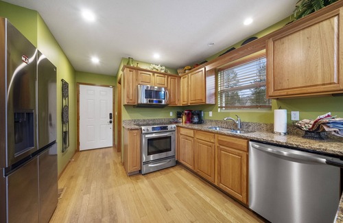 Lakeside Estates House | "Blue Water Lodge" Jump'n Bridge, billiards, hot tub, dock, community pool