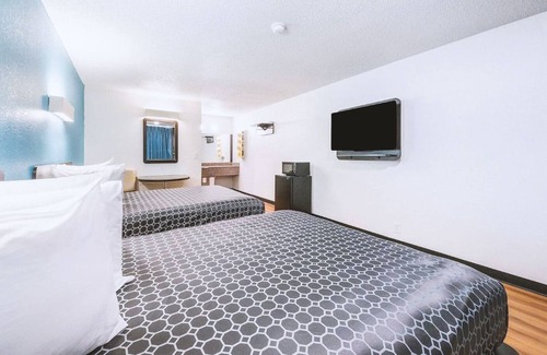 Beeville Hotel | Blue Way Inn & Suites Beeville-Comfort 2 Queen Bed with Kitchenette NS