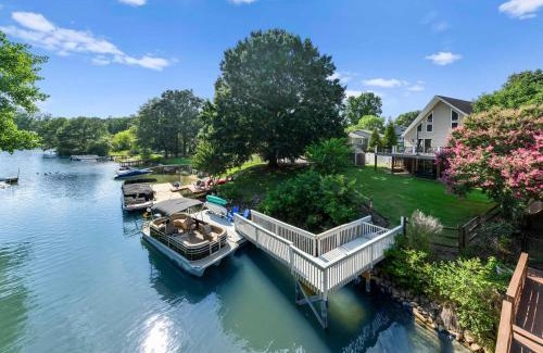 Mayhew House | Blue Wing Bay