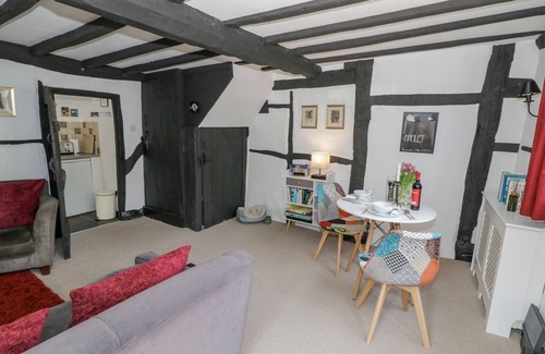 Shottery Cottage | BLUEBELL COTTAGE, pet friendly, with a garden in Shottery