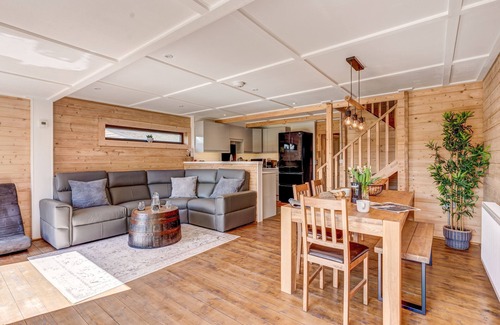 Wallingford Cabin | Bluebell Lodge | The Ridgeway Holiday Let | 3 Beds & Sleeps 6