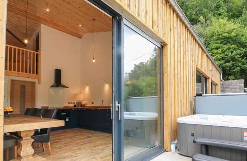 Bampton Cottage | BLUEBELL, pet friendly, with hot tub in Bampton, Devon