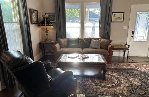 Taylor House | Blueberry Bungalow - Locally Run! Enjoy our PS5!