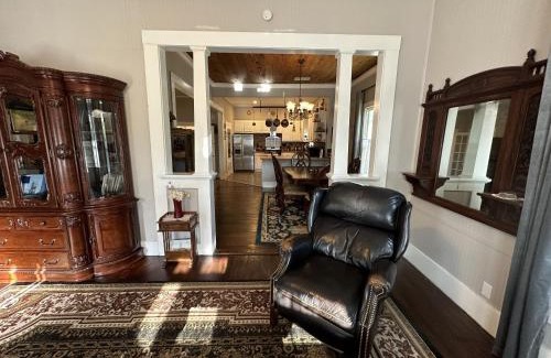 Taylor House | Blueberry Bungalow - Locally Run! Enjoy our PS5!
