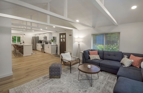 Union House | Blueberry Cabin 3bdrm near Alderbrook w/Hot Tub