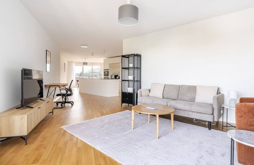 Alt-Wiedikon Apartment | Blueground | Alt-Wiedikon, balcony, nr Uetliberg