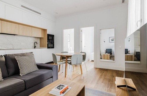 Hispanoamerica Apartment | Blueground | Bernabeu, w/d, doorman, near stadium