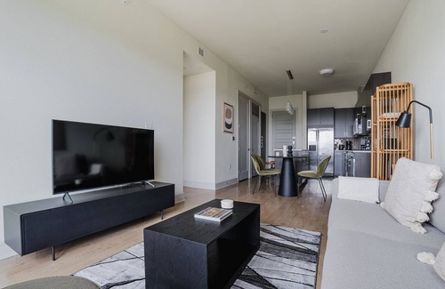 West End Apartment | Blueground | Downtown 1bd apartment