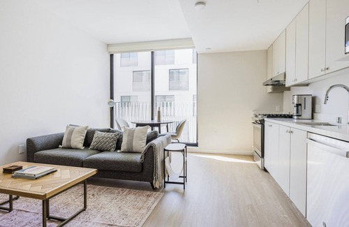 Chinatown Apartment | Blueground | Downtown, elevator, nr parks