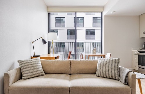 Chinatown Apartment | Blueground | Downtown, elevator, nr parks