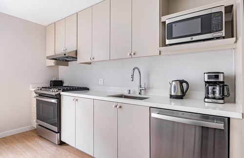 Chinatown Apartment | Blueground | Downtown, elevator, nr parks