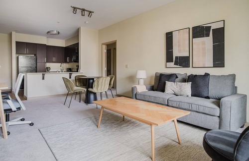 Pleasanton Apartment | Blueground | Dublin, pool & AC, nr museums